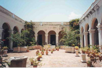 TrinidadPatio.jpg (34466 bytes)