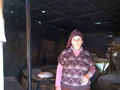 Ananuri broodvrouwtje.jpg (27063 bytes)