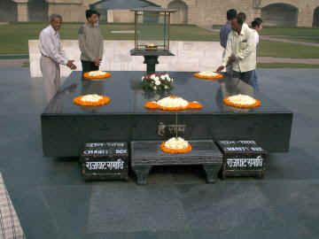 Ghandi.jpg (25031 bytes)