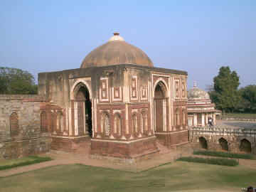 Mosque2.jpg (24863 bytes)